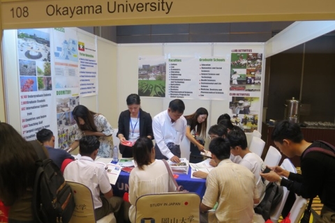 多くの学生が訪れた岡山大学ブース