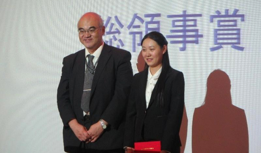 総領事賞を授賞した常さん（右）と、杉田副総領事